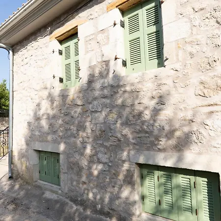 Διαμέρισμα Dervisia Stonehouse 4 *