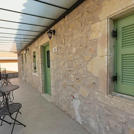 Dervisia Stonehouse 4 דירה