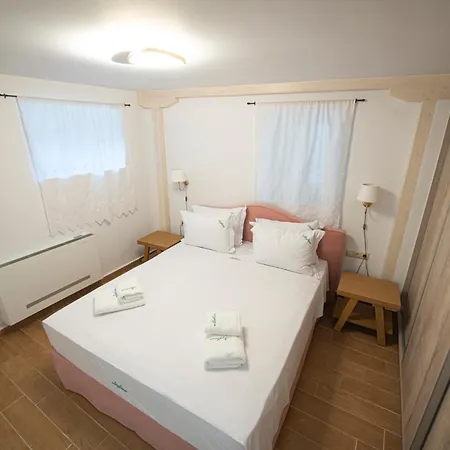 Dervisia Stonehouse 4 *